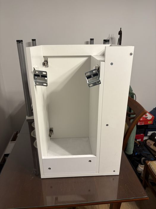 Biała szafka wisząca do łazienki