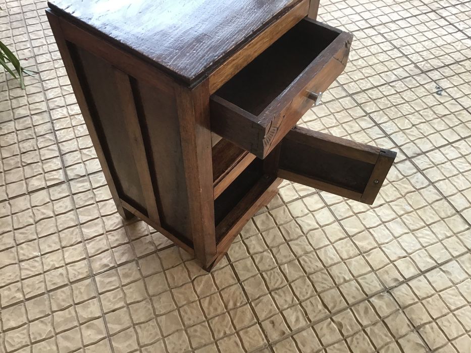 Mesa de cabeceira muito antiga