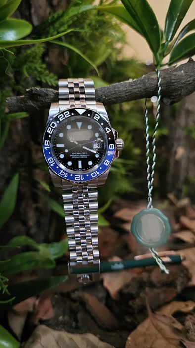 Relógio com bezel azul e preto