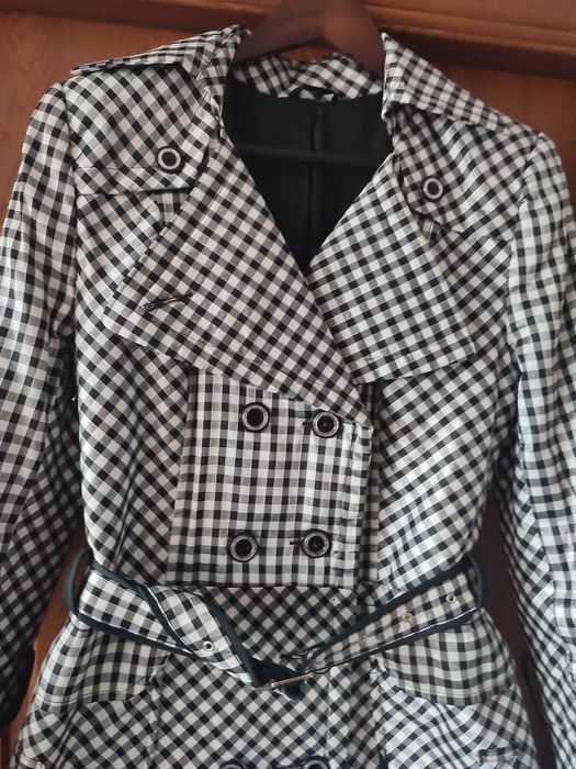 Продаю  плащ.классмка.  44раз. Цена 200гр .