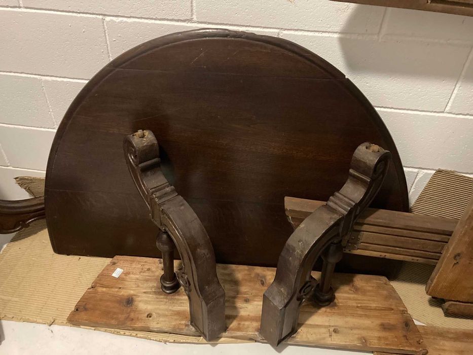 Mesa de Jantar com pé central e extensão