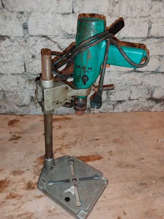 Stojak do wiertarki z wiertarka celma