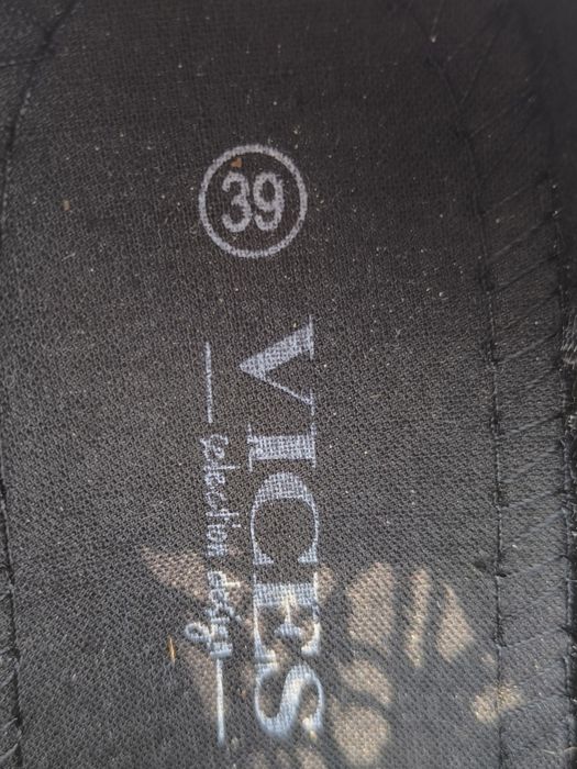 Nowe czarne trampki 39 z siateczką po boku
