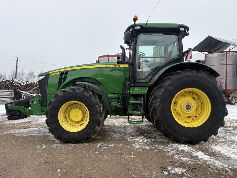 трактор John Deere 8335R