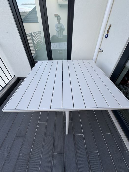 Mesa de metal e resina em bege Maisons du Monde