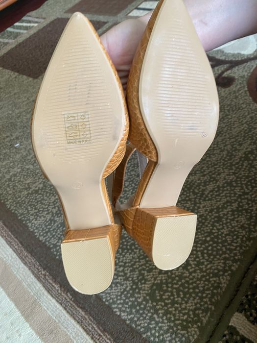 Босоніжки жіночі 39 розмір. Як нові!