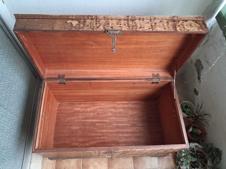 Arca antiga de madeira e quadro