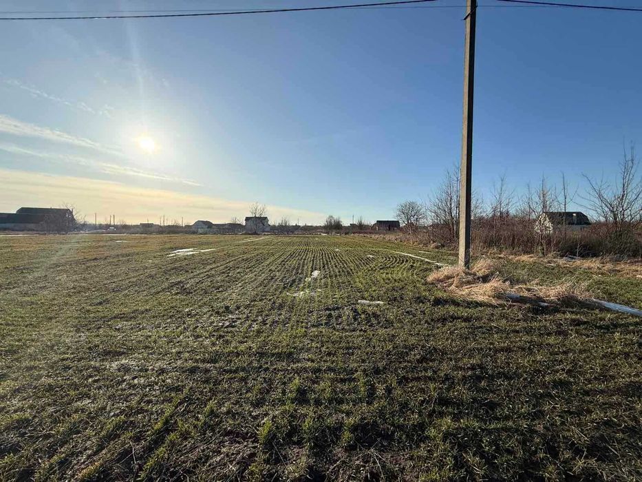 Продам ділянку в смт Літин .Рівна під житлову забудовуПоруч світло газ