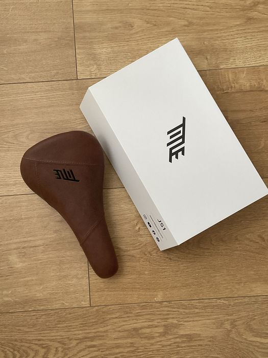 Title JS1 bicycle Saddle dark brown