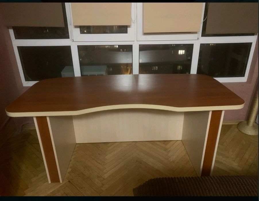 Стол письменный.