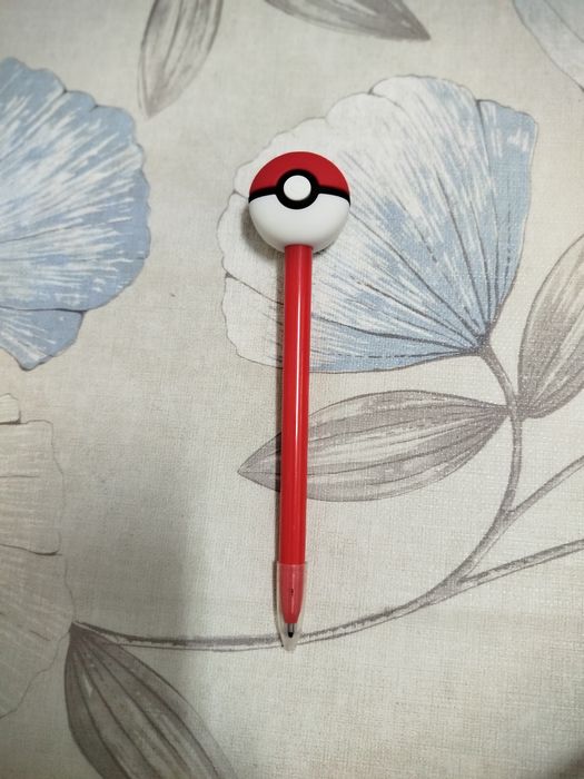 Porta lápis em lata + caneta Pokémon