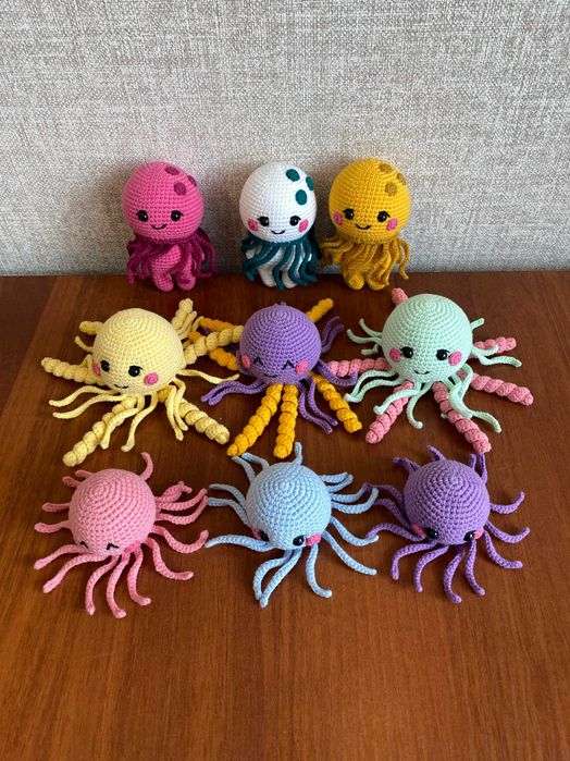 Вязанные игрушки  крючком – осьминоги и медузы.