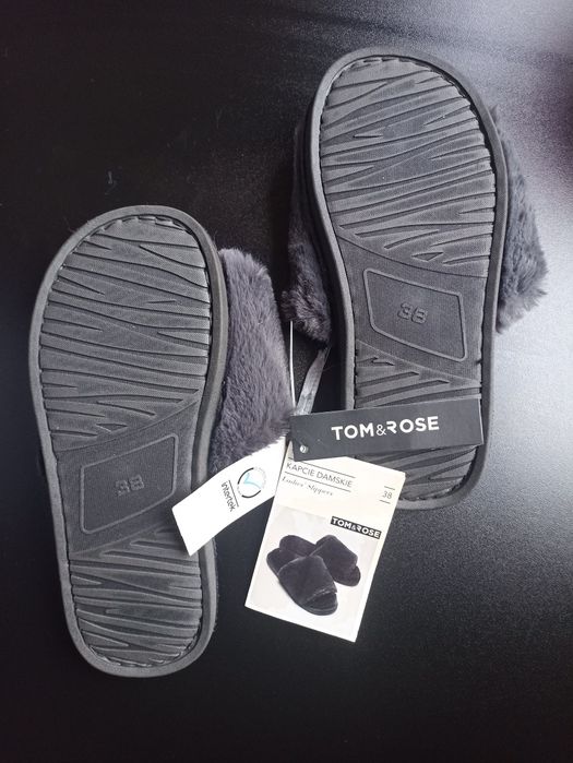 Kapcie w kolorze szarym