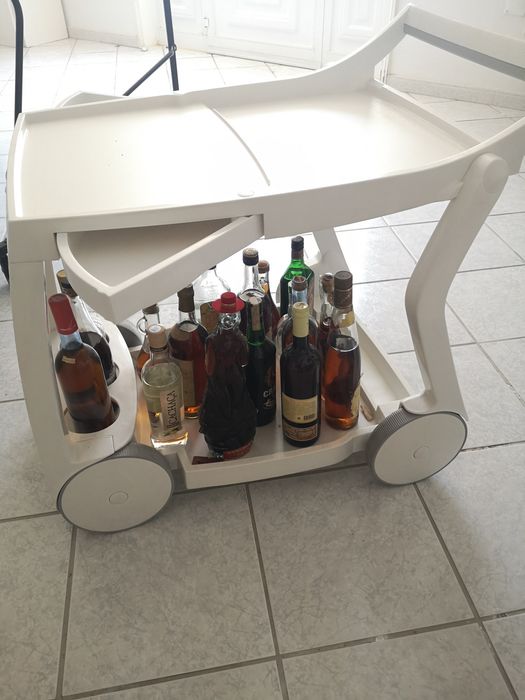 Carrinho para bebidas branco