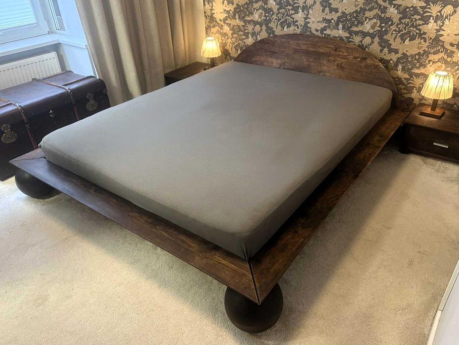 Kolonialna sypialnia: Łóżko, szafki, skrzynia, lampki