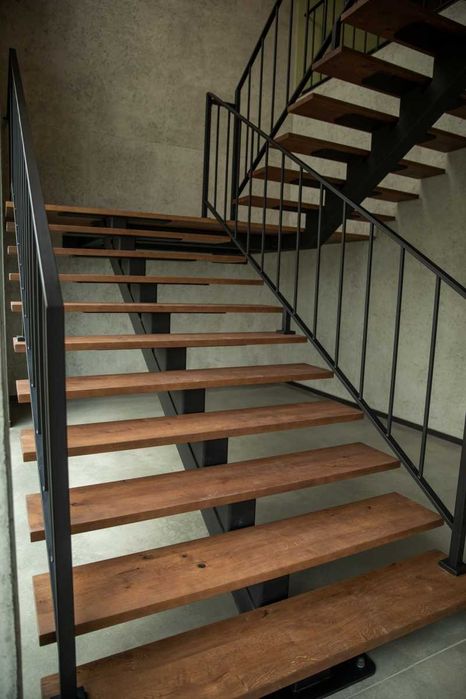 Schody na konstrukcji stalowej, metalowe, samonośne, loft nowoczesne