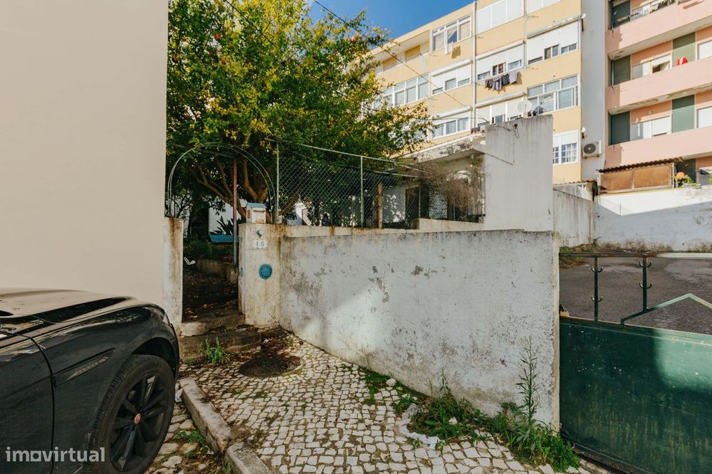 Terreno com duas moradias para remodelação total, em Alverca.