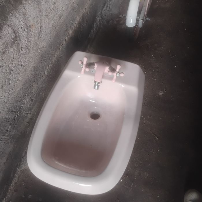 Bidet stojący pudrowy róż razem z baterią