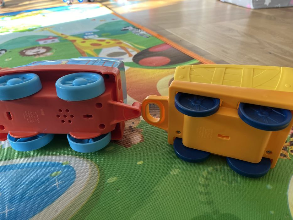 Plastikowa ciufcia  z przyczepka naciskasz guzik ciuu ciuu