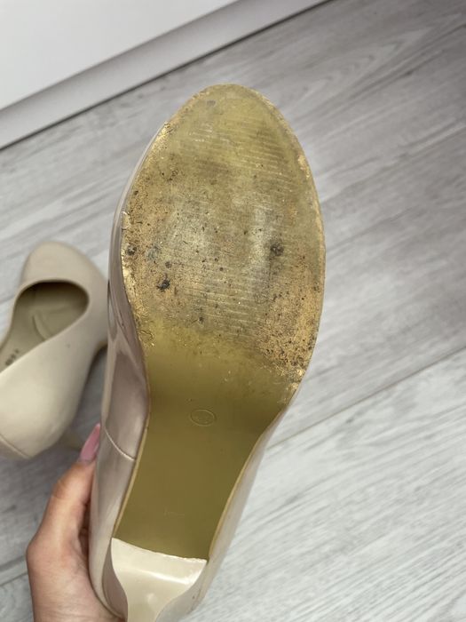 Beżowe szpilki, buty na obasie