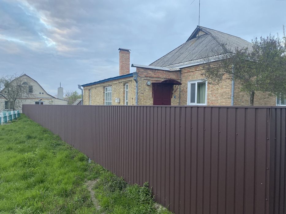 Продається будинок 117кв.м  поруч зі школою, на два окремих входи.Держ.програми
