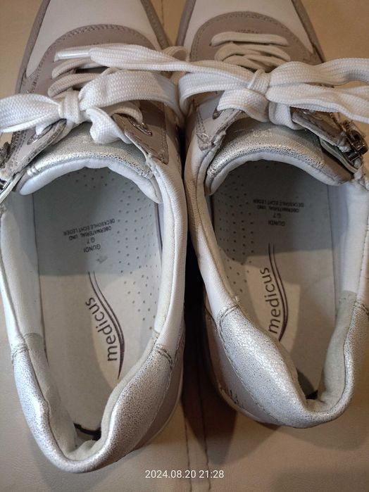 Buty z wkładką leczniczą.