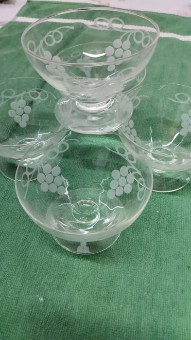 Taças de vidro com desenho gravado