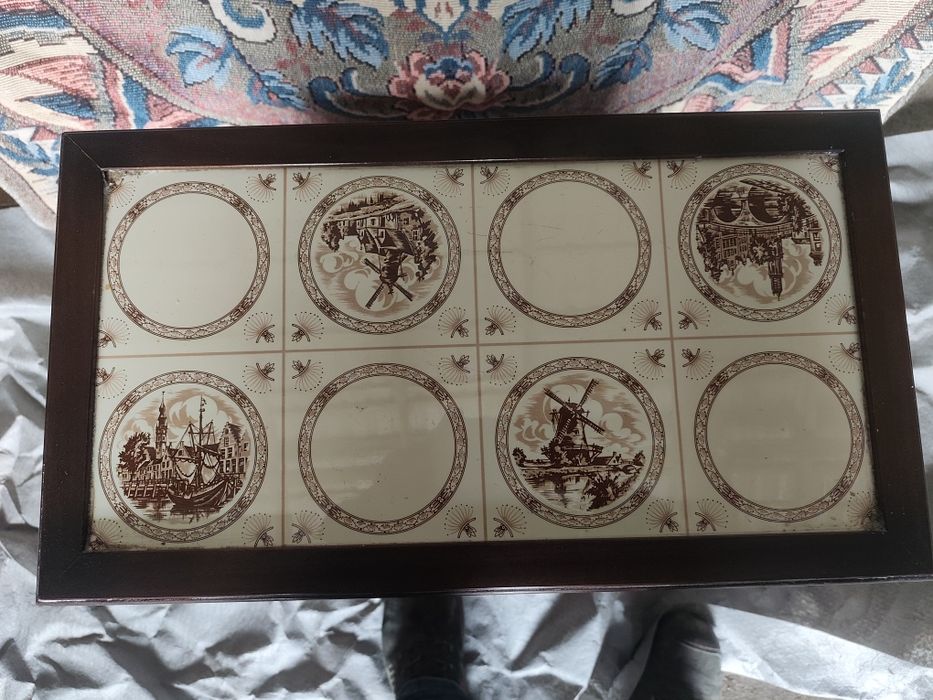 Elegancki stolik z półką na np. gazety lub kapcie