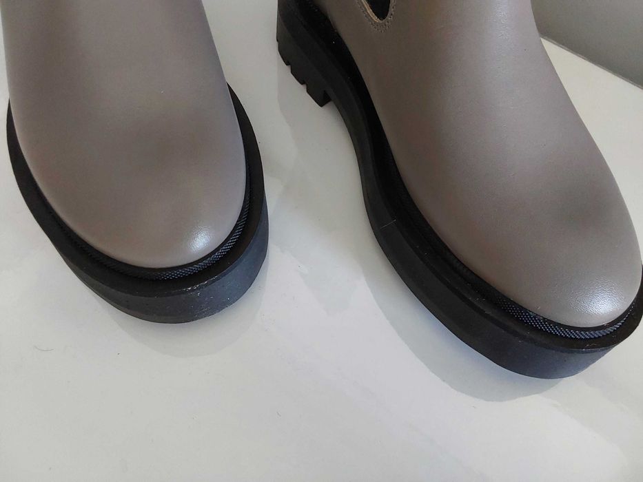 Botas de pele cinzentass novas.