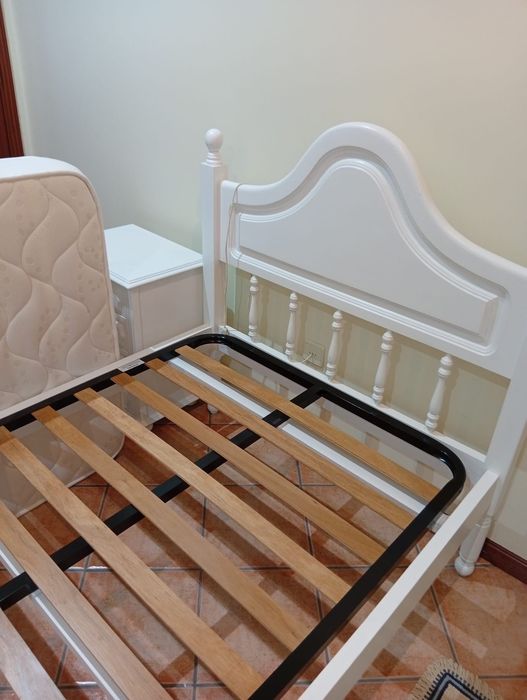 Cama 90x200 e mesa de cabeceira