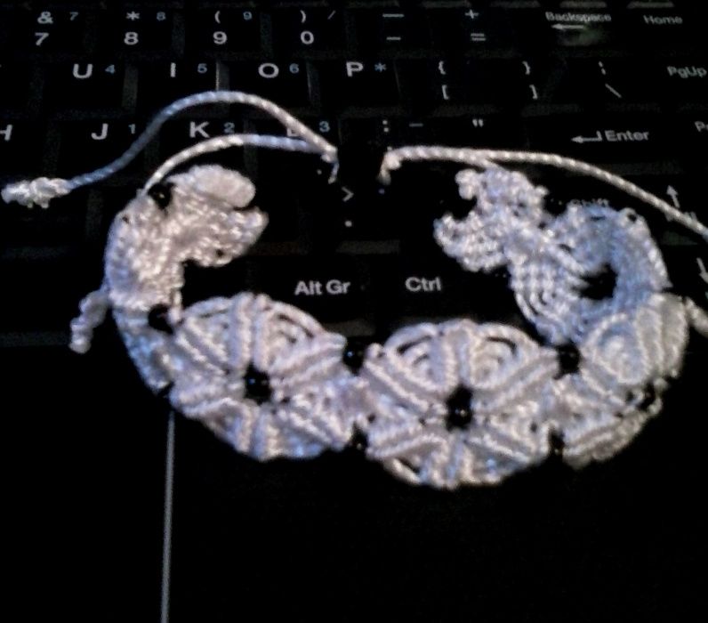 Bransoletka shamballa biało czarna kwiaty