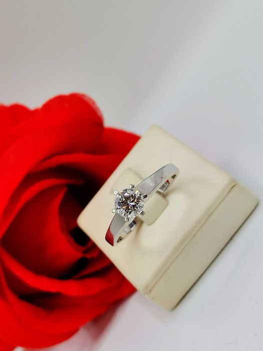 Złoty pierścionek z brylantem 0,61 ct/18k