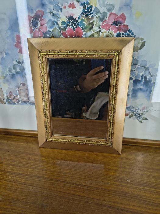 Nowe lustro w ozdobnej ramie