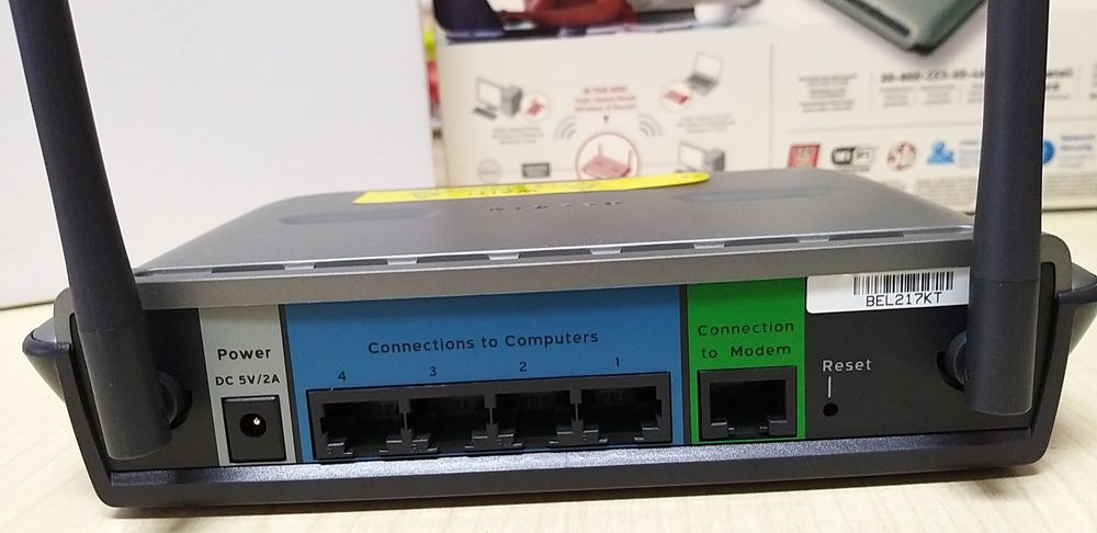 Router Belkin, com manual de instruções.