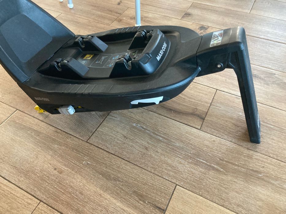 Maxi Cosi Family Fix 3 z fotelikiem Maxi Cosi Rock scribblack