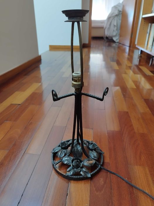 Base de candeeiro em latão trabalhado, feito por artesão.