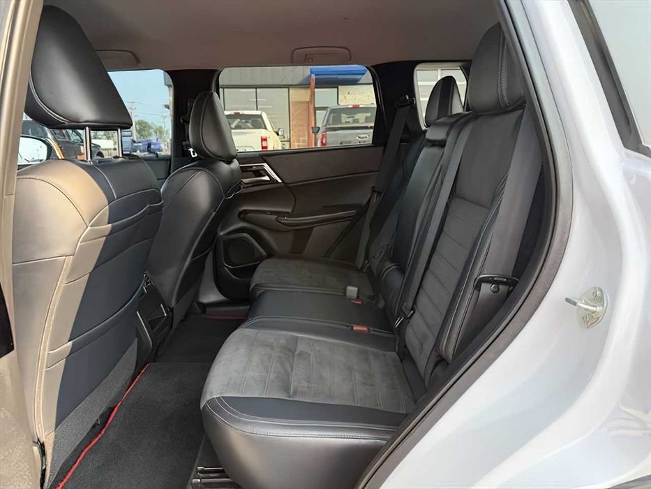 Mitsubishi Outlander PHEV SEL      2023