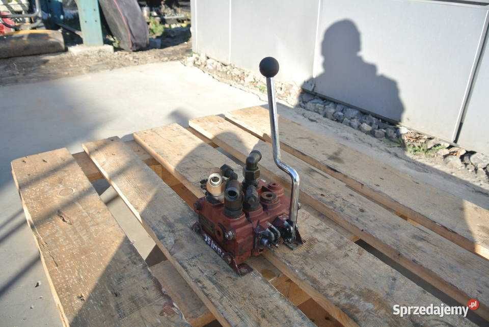 Rozdzielacz hydrauliczny 2 seksje Monsun-Tison HV07-2135C D72657