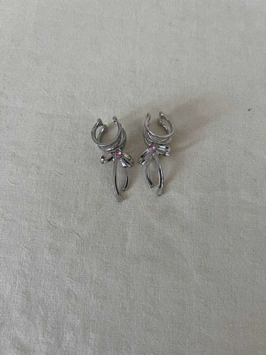 Ear cuffs prateados com laço e pedra cor-de-rosa – par
