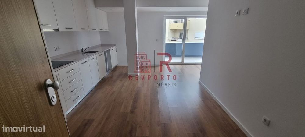 Apartamento T2, Novo, com varanda e garagem dupla