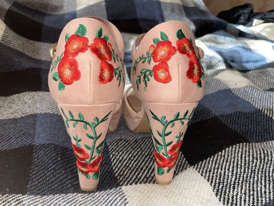 Босоніжки жіночі на підборах. Туфлі . З вишивкою Shoes Camellia бежеві
