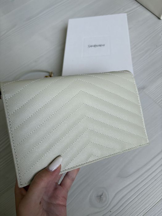 Ysl cassandre kremowa kopertowka torebka z lancuszkiem zlota