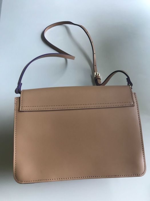 Beżowa torebka z fioletowymi detalami