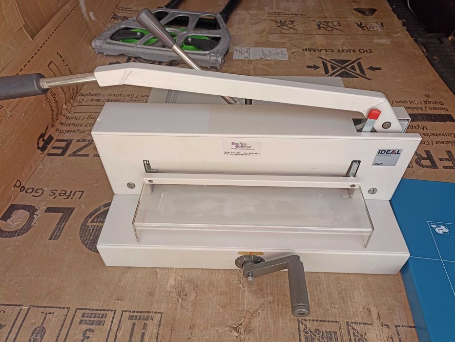 GUILHOTINA marca Ideal, modelo 3905, com boca de 39 cm, usada em muito bom estado