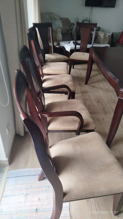Mesa de sala de jantar com cadeiras