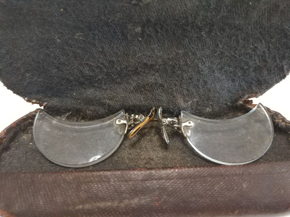 Пенсне с редкой формой стекол.