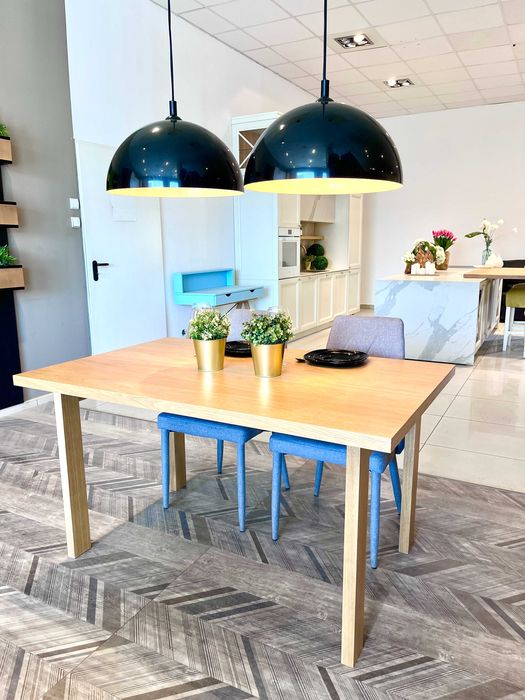 Stół drewniany fornirowany dębem naturalnym – klasyczny design