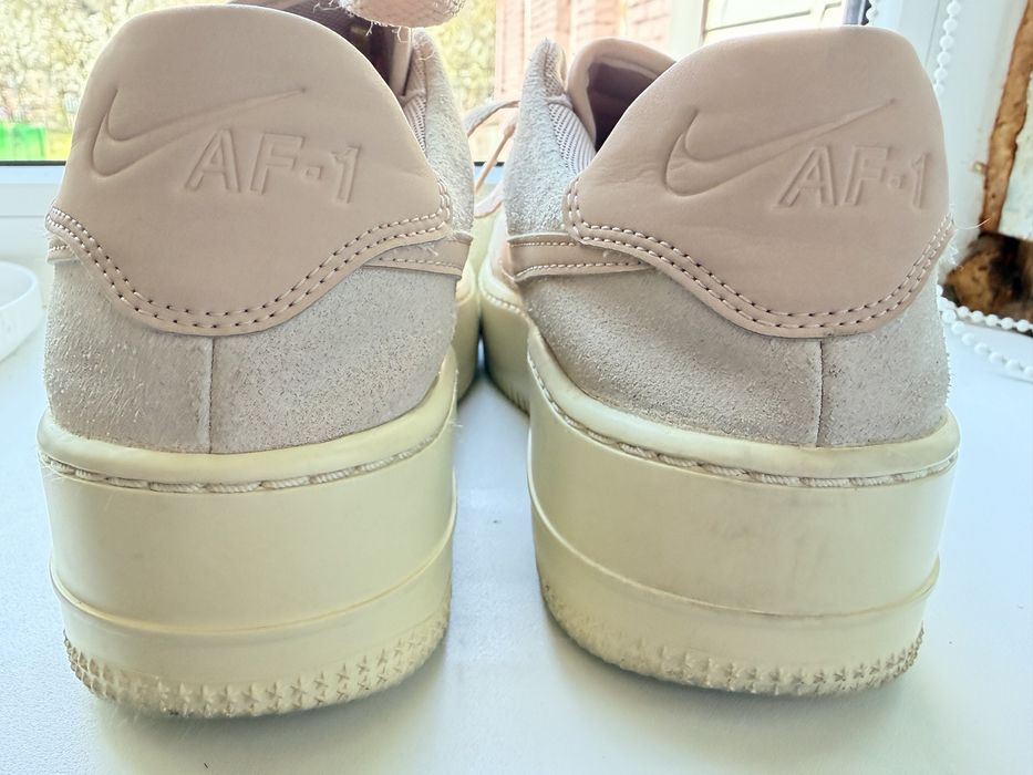 Продам жіночі кросівки nike air