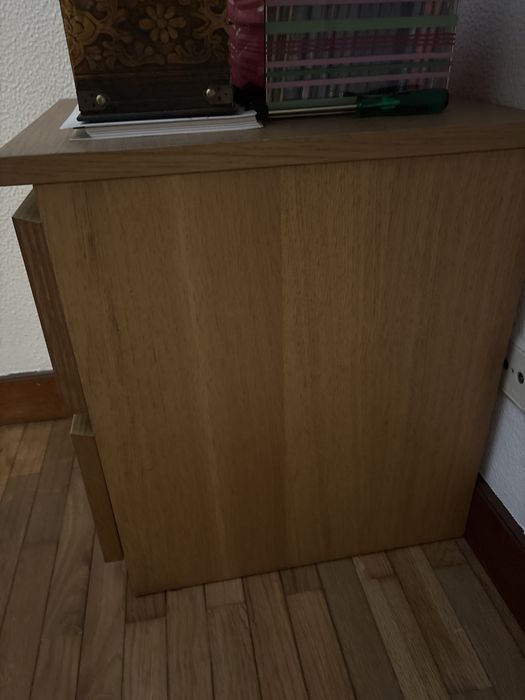Mesa de cabeceira do ikea  em castanho claro