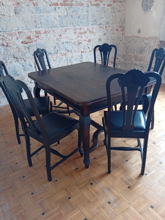 Stół drewniany i komplet 6 krzeseł.